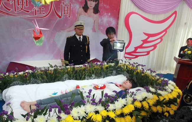 Organizó su propio funeral para saber qué pensaban de ella (FOTO)