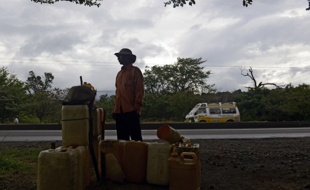 Alimentos y gasolina salen de Venezuela y son vendidos en Colombia (Foto archivo Afp)