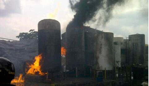 Fuerte incendio en empresa de productos químicos en Aragua
