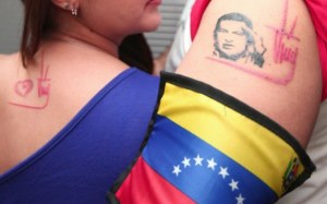 Este lunes tatuarán gratis la firma de Chávez