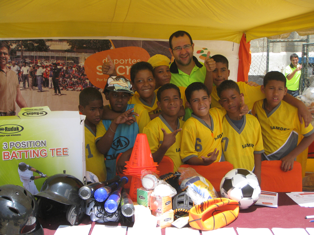 Alcaldía entregó material deportivo para beneficiar a 2 mil jóvenes de Sucre