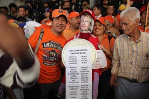 Ciudadanos brindan su apoyo a Leopoldo López a las afueras de la Fiscalía (Fotos)