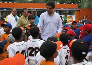 Carlos Ocariz dio inicio a la Liga Municipal de Béisbol Menor