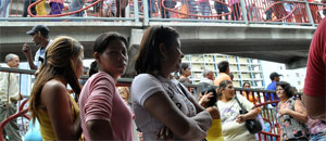 Estas son las colas que hacen los venezolanos para comprar harina (Fotos)