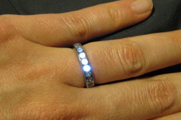 Anillo de compromiso se ilumina cuando el novio está cerca