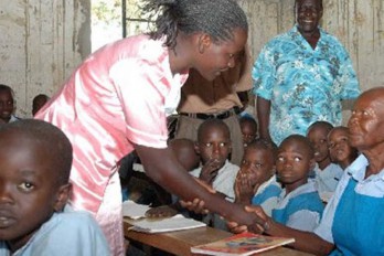 Una keniana de 78 años comienza la educación primaria para aprender inglés