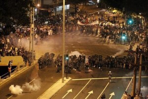 Así protestan afuera del Maracaná en plena final entre Brasil y España  (FOTOS)
