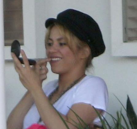 Mira cómo Shakira se saca la comida de sus dientes (Fotos)
