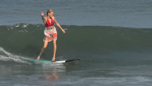 En tacones corren las olas estas surfistas (Foto + Video)