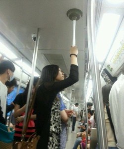 Con esto no te caerás en el metro (Foto + genial)