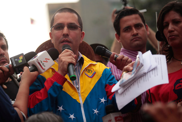 Arreaza inspeccionó construcción de viviendas en Antímano