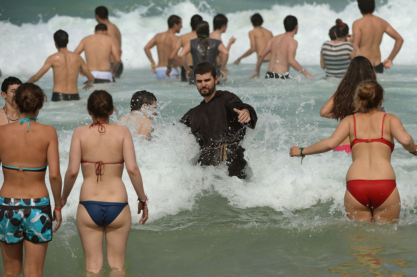 El monje bañista de Copacabana (Fotos)