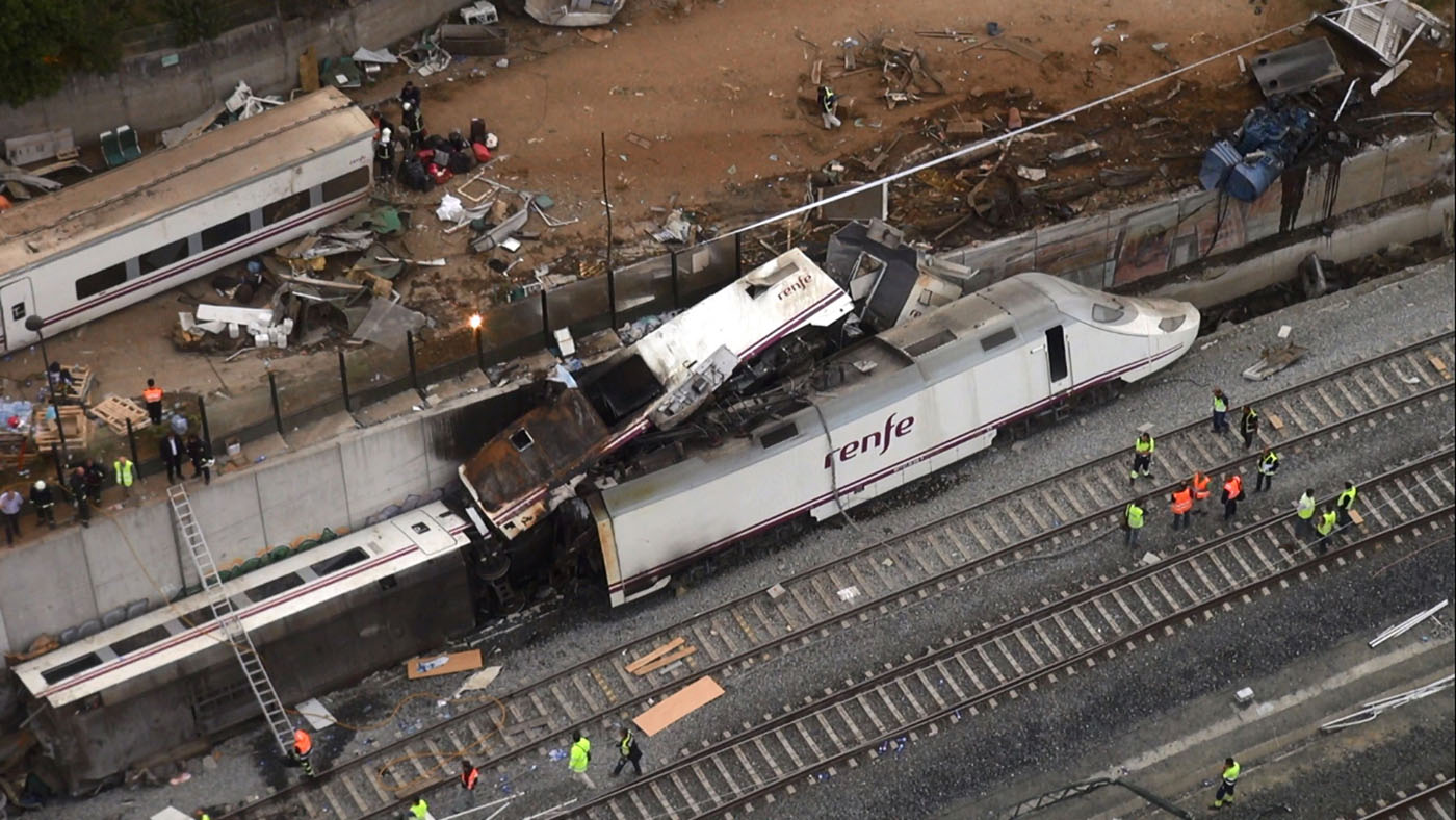 Son 80 los muertos al descarrilar tren en España (Fotos)