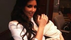 La primera imagen de Kim Kardashian con su bebé