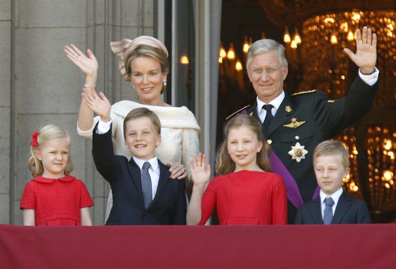 En fotos: Nuevos reyes de los belgas saludan desde el balcón del Palacio Real