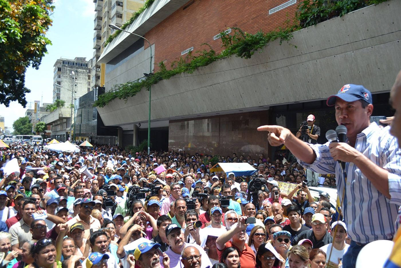 Larenses salen a la calle para defender la descentralización (Fotos)