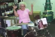 No hay rockera más tripa que esta abuela baterista