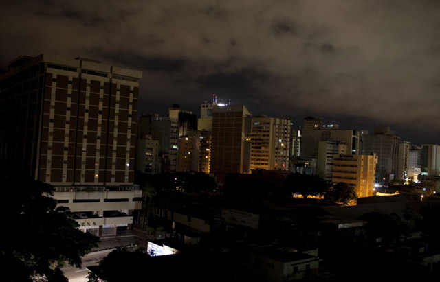 Reportan apagones en varios sectores de Chacao y Guarenas por lluvias