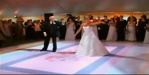 Mira cómo sorprenden el padre y la novia en la boda (Video)