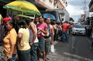 Venezolanos pasan un promedio cuatro horas diarias en colas para comprar comida