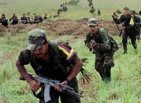 Las Farc proponen la “proscripción real y material” de paramilitares en Colombia