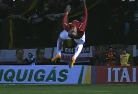 Este futbolista se lesionó tras celebrar un gol con un mortal (Video)