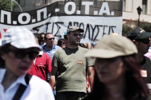 Policías griegos protestan en Atenas por recorte laboral