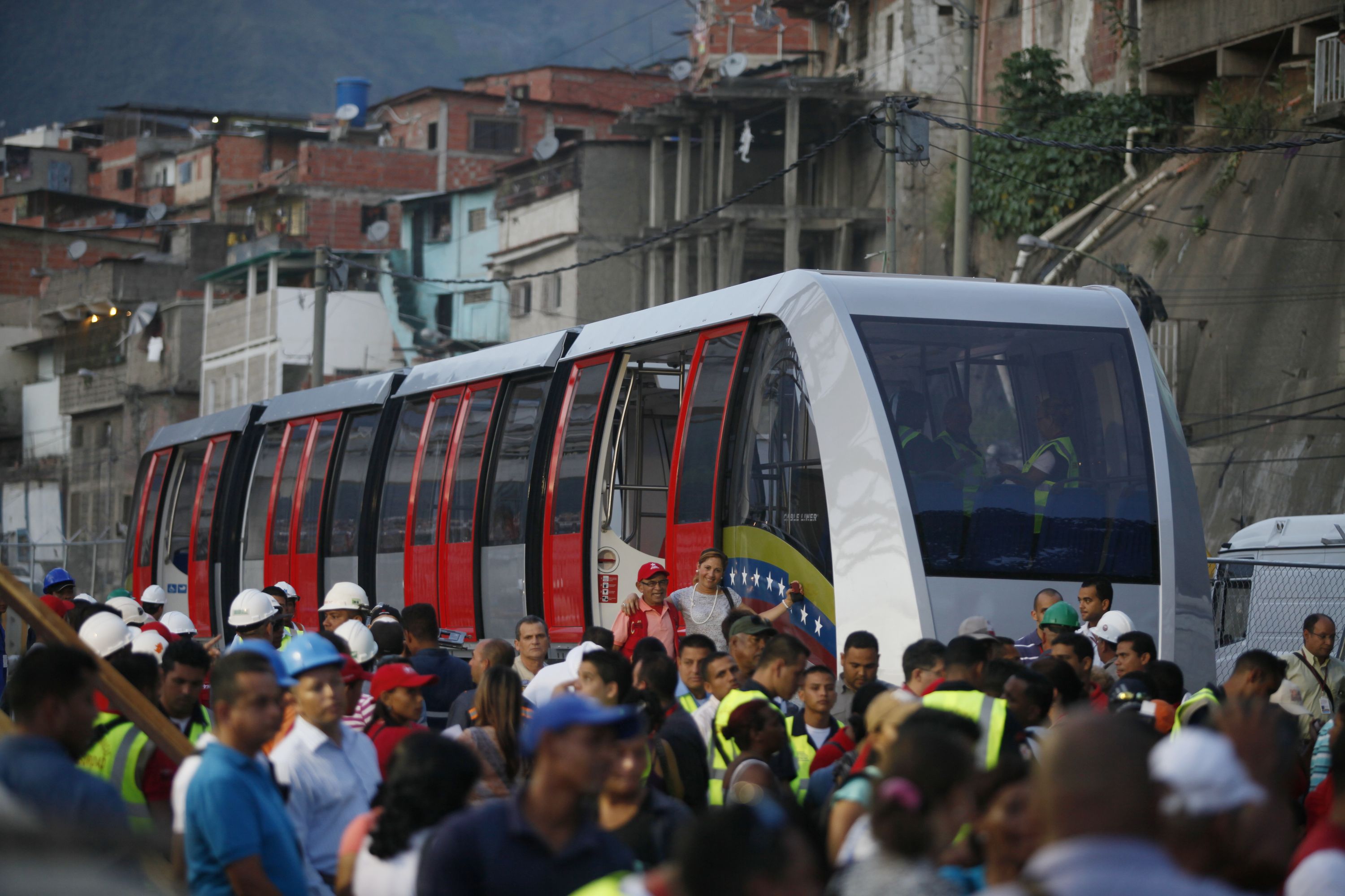 Habitantes de Petare viajan desde este miércoles en el Cabletrén (FOTOS)