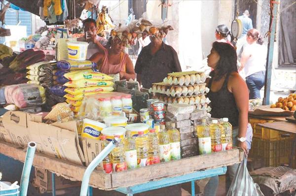 Buhoneros siguen vendiendo productos de la cesta básica