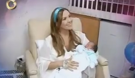 Sandra Villanueva presentó a su primer hijo (Video)