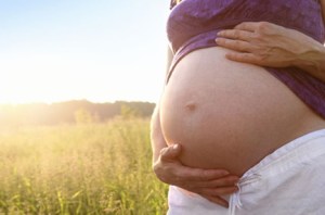 Inducir el parto podría aumentar el riesgo de autismo, según estudio