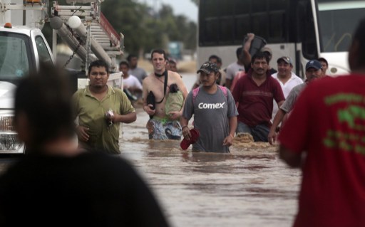 Comienza evacuación de turistas varados en Acapulco por tormentas en México