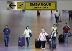Aumentan las restricciones a viajeros al exterior