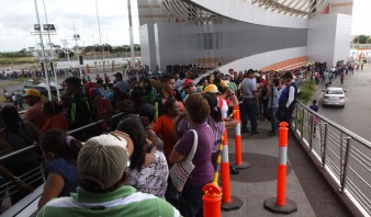 Apuñalado por no permitir que buhoneros se colearan para comprar pollo