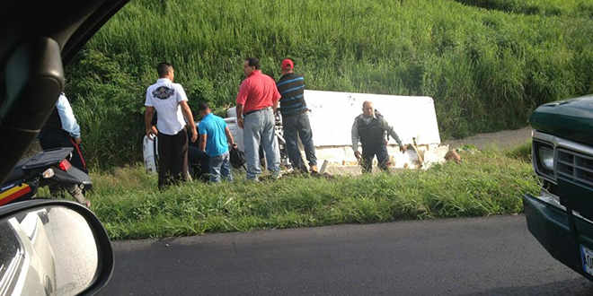 Fuerte cola en la autopista Regional del Centro por camión volcado