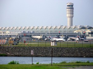 Detienen vuelos desde aeropuerto Ronald Reagan por tiroteo en Washington