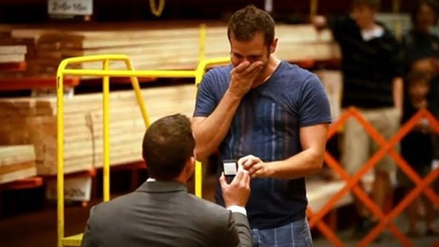 Un hombre prepara “flashmob” para proponer matrimonio a su novio (Vídeo)