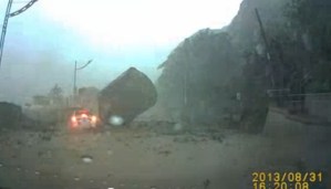 OMG: Auto se salva de milagro de ser aplastado por una roca (Video)