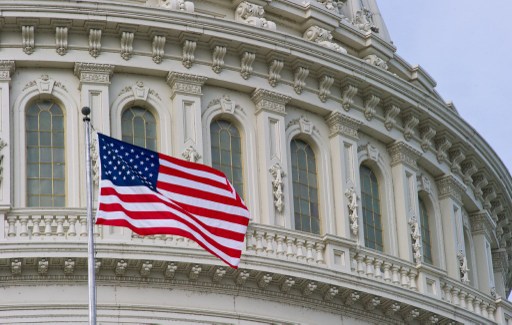 Empleados federales vuelven a oficinas tras acuerdo en el Congreso