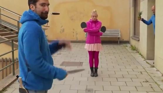 ¿Será de verdad este video del pana lanzando cuchillos con raquetas de Ping Pong?