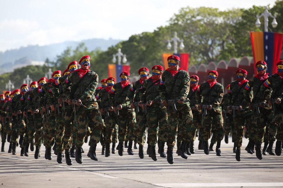 Sueldo de militares es mayor al de profesores, policías, maestros y al salario mínimo