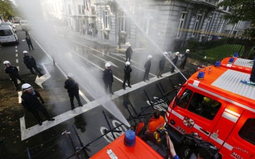 Así tratan los bomberos que protestan a la policía anti-motines
