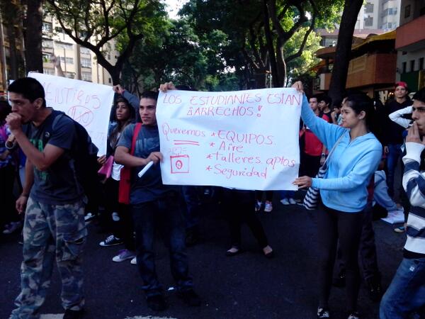 Protesta de estudiantes tranca la avenida Paéz en El Paraíso
