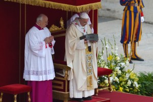 El papa Francisco clausura “Año de la fe” apretando las reliquias de San Pedro