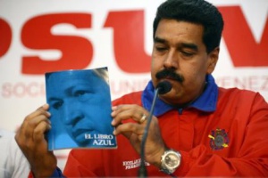 El libro azul que tilda a Chávez de profeta