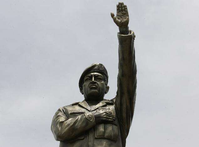 En la ciudad donde pusieron la estatua de Chávez no tienen ni un carro de bomberos