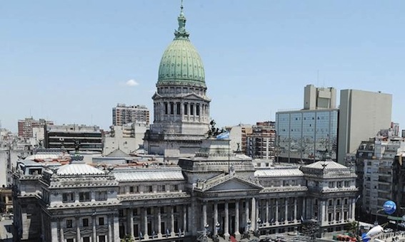 Realizan “tetazo” frente al Parlamento argentino