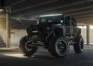 Descomunal Jeep todoterreno anti zombies (Fotos)