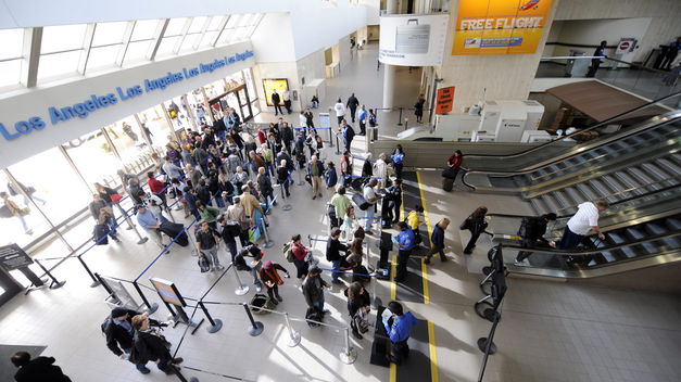 Reabren terminal de aeropuerto de Los Angeles tras investigación por tiroteo