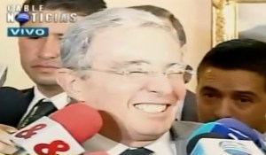 Uribe se cuaja de la risa cuando le preguntan por Maduro (Video)